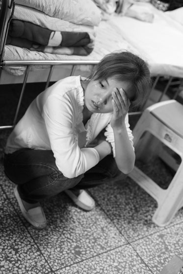 女兒熟睡之后，媽媽總會一個人想很多，女兒的病情、巨額的醫(yī)療費用時刻充斥著她的大腦，年輕的媽媽在這種情境下變得憔悴了很多，她不知道小彬嫻什么時候會好起來，帶著她穿梭在小公園里看著她稚嫩的笑。
