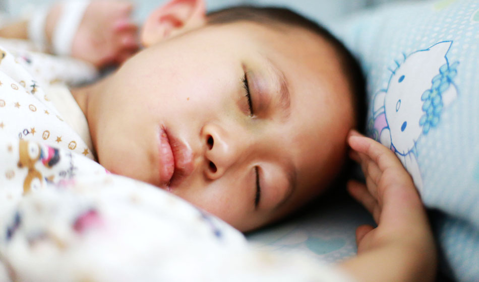小彬嫻眼部、嘴部、脖子等出血點致使她無法吃硬東西，不小心劃破一下對她就是最大的損失，每個人都在保護著她，包括幼小的她自己。