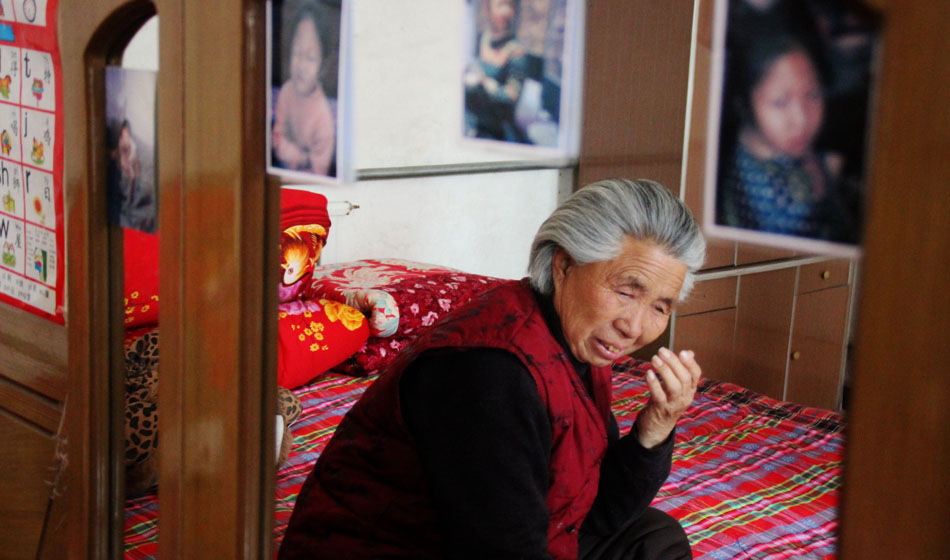 小彬嫻80歲的老奶奶每天在家祈禱小彬嫻早日回來。“老奶奶最親”這是小彬嫻對“誰最親”這個問題最多的回答，小彬嫻和老奶奶就像是一對好朋友，兩個人在一起總是歡聲笑語。而現(xiàn)在，老奶奶每天看著鏡子前的小彬嫻的照片就會淚流滿面。