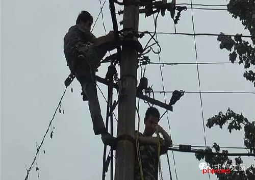 8月8日下午，邯臨路與高鐵橋交匯處北行200米燕莊村一名電工被困在電線桿上，急需救援。接到報警的邯鄲消防華澤路中隊立即趕赴現(xiàn)場，消防官兵到達現(xiàn)場后，經了解得知，該男子是一名電工，在電線桿上作業(yè)時不慎被電擊傷，意識清醒，但其右腿和右臂無法用力，導致無法從電線桿上下來。消防官兵經過半個小時的緊張營救，最終將被困男子成功救下，并由現(xiàn)場120醫(yī)務人員送往醫(yī)院進行救治。