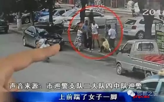8月5日，市巡警支隊二大隊四中隊巡警在水廠路上巡邏時，突然一名神色慌張的男子攔下了警車，男子向巡警說他的愛人被打了。巡警立即查看情況，發(fā)現(xiàn)一名約30歲的女子手捂腹部倒在便道上，巡警立即撥打了110和120。經了解得知，受傷女子于某某已懷有兩個月身孕，于某某的丈夫與男子有經濟糾紛，當天男子找于某某的丈夫要錢，結果起了爭執(zhí)。巡警從醫(yī)院了解到于某某不幸流產。