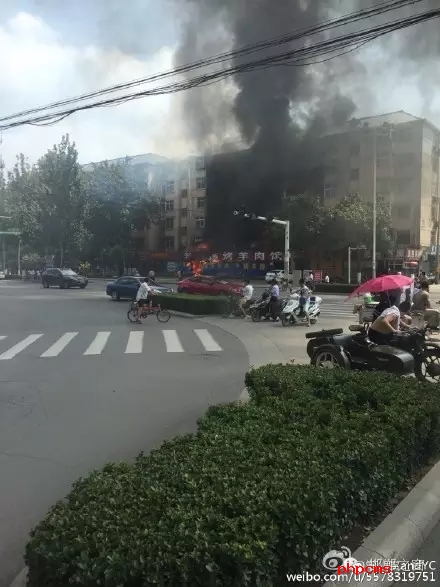 網(wǎng)友爆料：8月11日，邯鄲中華南大街和學(xué)院北路交叉口東南角，一飯店起火，消防官兵接警后緊急救援，目前起火原因不明。大家一定要注意用電用煤氣安全。