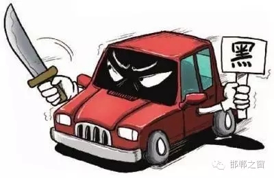 8月3日上午，公交分局接群眾報(bào)警稱，在汽車西站搭乘一輛白色奧拓(黑出租車)時(shí)，被該車司機(jī)持刀搶劫2600元。公交分局迅速組織警力現(xiàn)場勘查、走訪調(diào)查、調(diào)取天網(wǎng)監(jiān)控視頻、尋找嫌疑人蹤跡，經(jīng)大量工作，于次日凌晨6時(shí)許，辦案民警在復(fù)興區(qū)大乘寺附近發(fā)現(xiàn)嫌疑人的活動(dòng)蹤跡。經(jīng)縝密布控，辦案民警在火車站一舉將犯罪嫌疑人張某某抓獲，犯罪嫌疑人張某某對(duì)持刀搶劫乘客的犯罪事實(shí)供認(rèn)不諱。