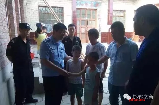 8月11日上午，邯鄲館陶縣公安局指揮中心接到報(bào)警，柴堡鎮(zhèn)劉村李某因欠柴堡鎮(zhèn)武張屯村李某某錢(qián)款，李某某將李某的兩個(gè)兒子（一個(gè)10歲，一個(gè)8歲）拘禁。民警迅速趕到現(xiàn)場(chǎng)，發(fā)現(xiàn)李某家街門(mén)被反鎖，民警登上盤(pán)梯與嫌疑人談話，穩(wěn)定其情緒，做其思想工作，當(dāng)日下午17時(shí)20分許，兩個(gè)小男孩被成功解救。