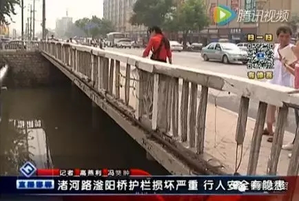 最近住在渚河路滏陽(yáng)橋附近的居民們反映，說(shuō)滏陽(yáng)橋護(hù)欄破損嚴(yán)重，每次從橋上通過(guò)時(shí)，都提心吊膽，附近居民為了安全，用繩子簡(jiǎn)單的進(jìn)行圍擋。