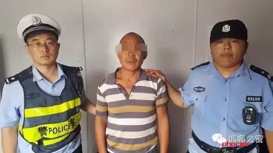 8月12日9時(shí)許，邯鄲大名鋪上高速口檢查站執(zhí)勤民警在對(duì)一輛由魏縣開(kāi)往北京客車(chē)進(jìn)行安檢時(shí)，發(fā)現(xiàn)一名網(wǎng)上逃犯。經(jīng)核查，該男子為王某平，系涉嫌濫伐林木網(wǎng)上逃犯。該王于今年3月份在未有辦理《林木采伐許可證》的情況下，亂砍濫伐林木97棵。