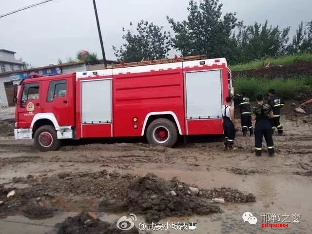 網(wǎng)友爆料：邯鄲武安永峰路康二城鎮(zhèn)南新莊路段，修路把以前路基挖了不修了，都倆個(gè)月了， 今天消防車(chē)急需救火陷如泥中出不來(lái)， 責(zé)任誰(shuí)來(lái)?yè)?dān)？ 