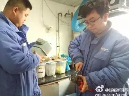 2月28日，邯鄲華潤燃氣公司工作人員對我市叢臺花園，滏新家園等燃氣用戶進行安檢，截止目前，該公司已入戶安檢21938戶，發(fā)現(xiàn)隱患并整改1564戶。根據(jù)相關(guān)規(guī)定，燃氣經(jīng)營企業(yè)每兩年需對所管轄范圍內(nèi)的燃氣用戶進行一次入戶安全檢查工作，其目的是查找安全隱患，確保用戶安全用氣。