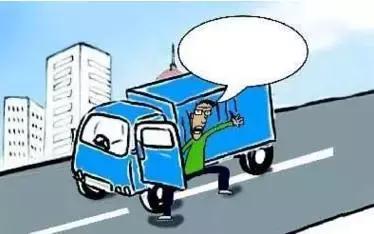 2月27日凌晨，邯鄲市一名男子套用其表哥A2駕駛證信息駕駛大貨車進入市區(qū)，沒成想因為嘴角的一顆痣被交警看出破綻，不僅被公安機關(guān)依法行政拘留了15天，而且被罰款1500元。在事實面前，駕駛?cè)瞬坏貌怀姓J自己無證，試圖用表哥的駕駛證蒙混過關(guān)。